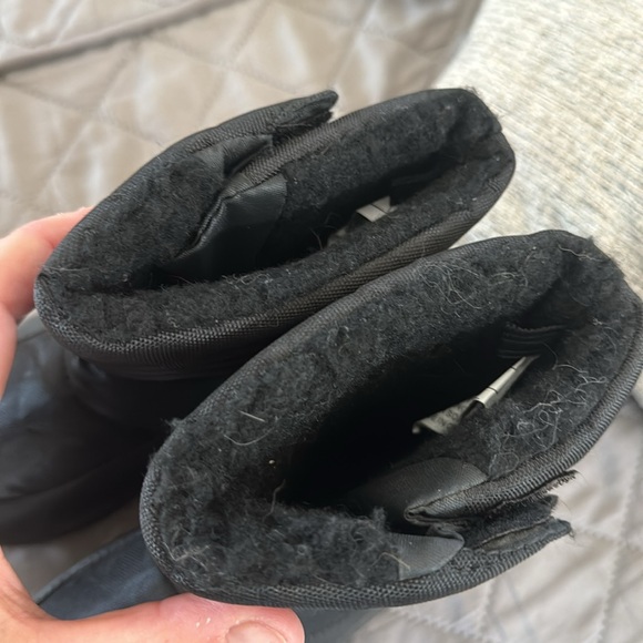 Black Velcro snow boots for toddler size 8. Never worn stored in garage.Like new - Picture 4 of 4